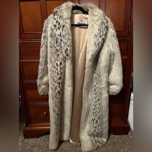 Monterey Fashions faux fur long coat. Size 6P womens